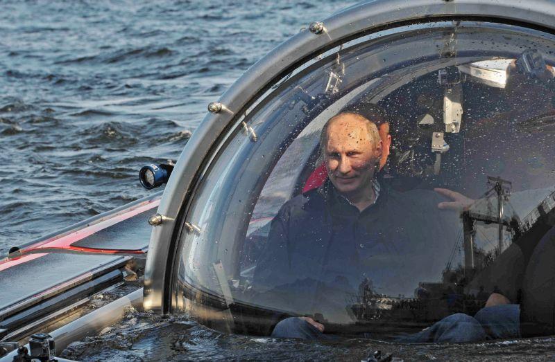 Vladimir Putin a.k.a James Bond. Preşedintele rus s-a scufundat în Marea Baltică, la bordul unui submarin-limuzină (VIDEO)