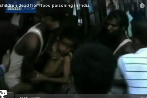 22 de copii au murit otrăviţi cu mâncarea de la şcoală. Un sat întreg s-a răsculat (VIDEO)