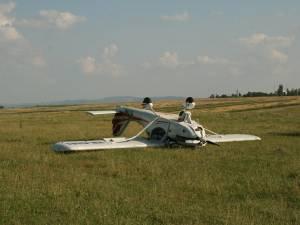 Aterizare forţată la Suceava. Aeronava s-a răsturnat pe un câmp din apropierea aeroportului
