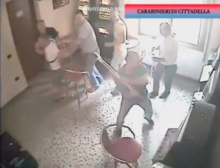RĂZBUNARE! Supărat pe PĂCĂNELE, un bărbat intră cu TOPORUL în bar şi face praf toate aparatele (VIDEO)