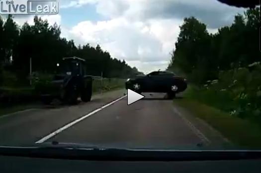 Un şofer din Rusia, la un pas să îşi filmeze moartea (VIDEO)