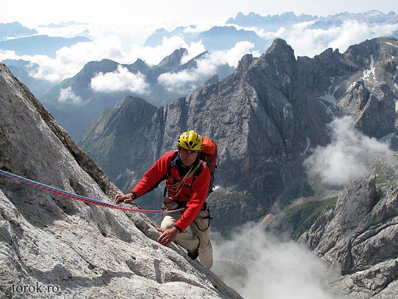 Patru alpinişti români au cucerit un vârf de 8.125 de metri, fără oxigen suplimentar şi fără ajutorul şerpaşilor