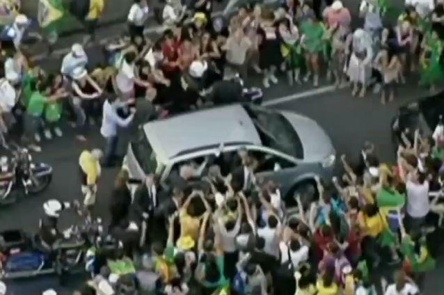 Papa Francisc, îngrămădit de mulţime pe străzile din Rio de Janeiro (VIDEO)