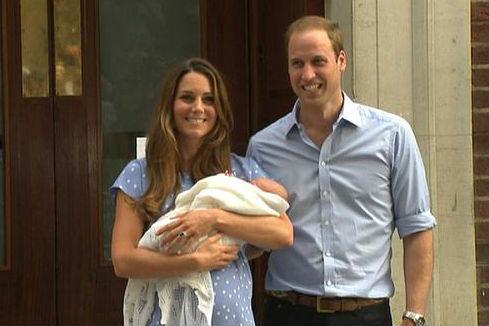 Primele imagini cu bebeluşul regal: &quot;Are plămâni buni şi este destul de greu!&quot;