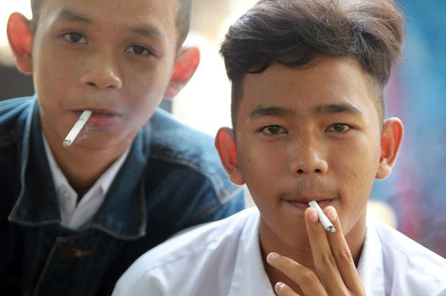 Ţigările mentolate prezintă un risc mai crescut pentru sănătatea fumătorilor decât cele obişnuite