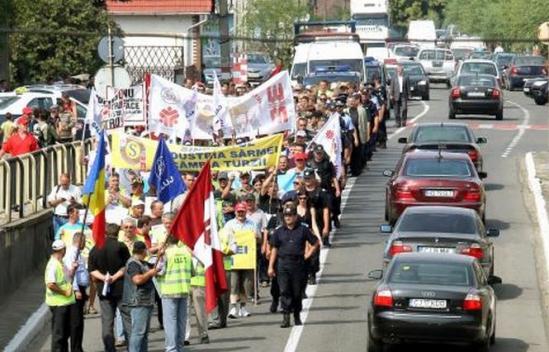 Zeci de foşti salariaţi ai Mechel Târgovişte au blocat DN 72. Oameniii protestează pentru că nu au primit compensaţii