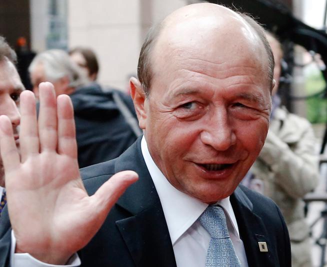 Băsescu: &quot;Ponta cere CSAT să încalce legea şi nu pare a fi străin de un aranjament murdar&quot;