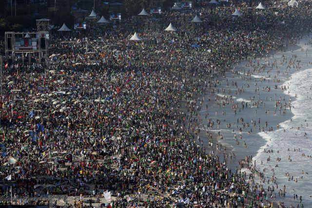 IMAGINI INCREDIBILE din Brazilia: 3 MILIOANE de oameni l-au întâmpinat pe Papa Francisc, pe plaja Copacabana (VIDEO)