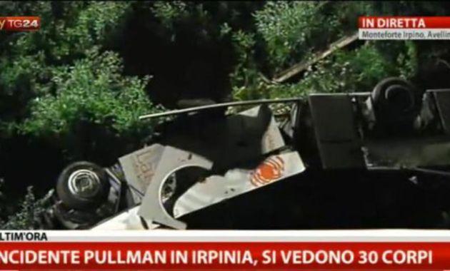 TRAGEDIE ÎN ITALIA! 38 de morţi şi zece răniţi, după ce un autocar a zburat peste un pod şi s-a răsturnat în prăpastie (VIDEO)