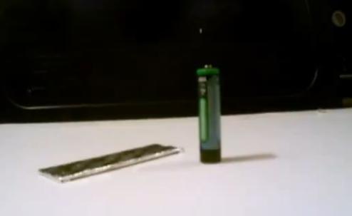 Cum faci o brichetă dintr-un ambalaj de gumă de mestecat şi o baterie (VIDEO)