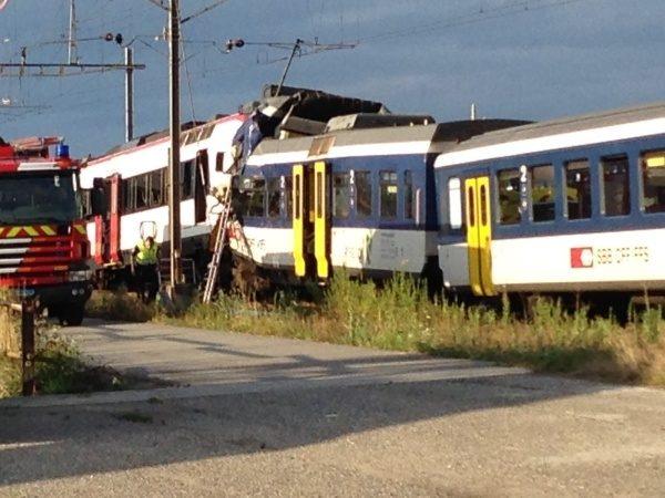Două trenuri s-au ciocnit frontal în Elveţia. Un mecanic a murit, 35 de pasageri sunt răniţi (VIDEO)