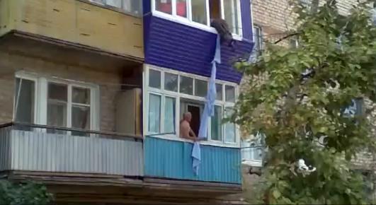 Şi-a riscat viaţa pentru un pahar cu ţuică, încercând să evadeze prin balcon (VIDEO)