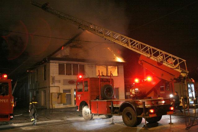 Incendiu puternic la o fabrică de cherestea din Bistriţa-Năsăud. Autorităţile se tem că focul va cuprinde şi o biserică din apropiere