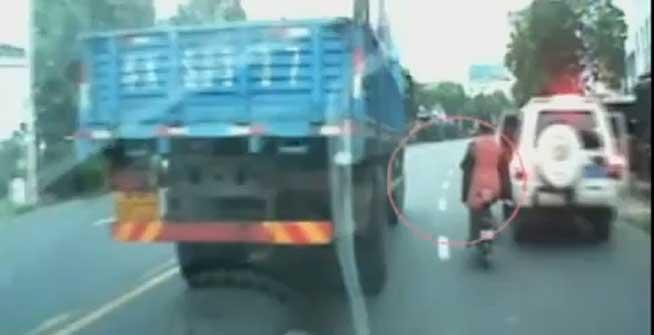 VIDEO. Biciclistă, proiectată sub roţile unui camion după ce a fost izbită de uşa unui autoturism de teren 