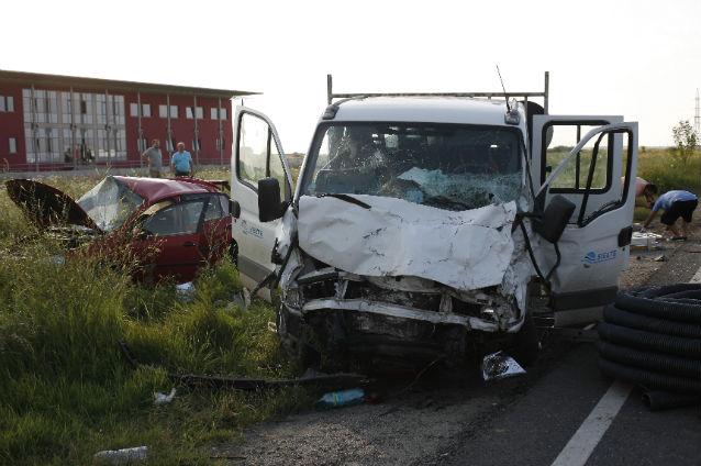 Accident în Vrancea: Un microbuz cu opt persoane s-a răsturnat după ce a fost acroşat de o maşină de teren