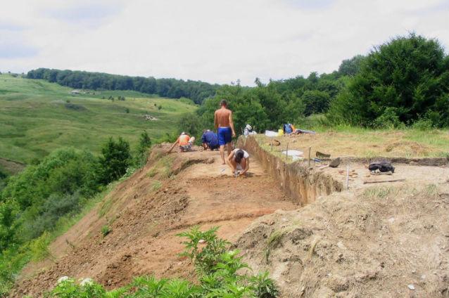 Descoperire arheologică în Vaslui: Aşezare umană din epoca eneoliticului, cu numeroase obiecte