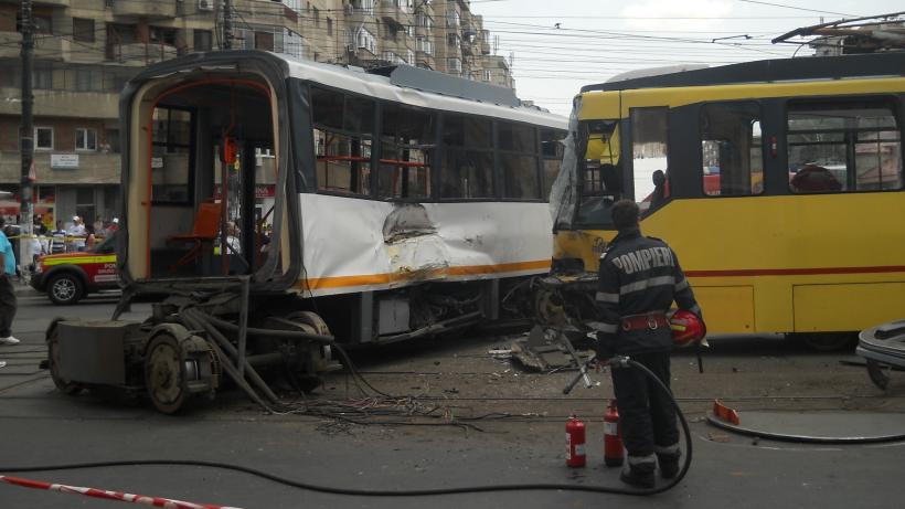 Două tramvaie s-au ciocnit în Capitală, în zona Perla. Şase persoane rănite, circulaţia în sensul spre Pasajul Victoria este BLOCATĂ 