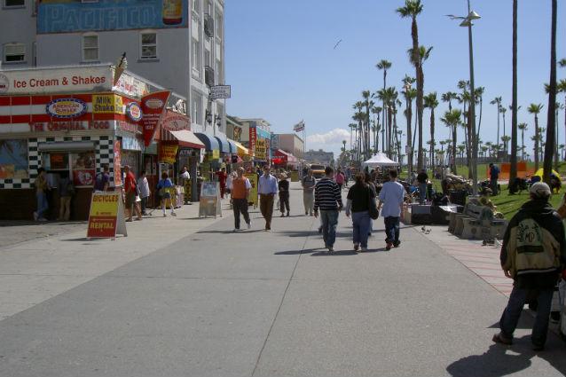 Un şofer inconştient a făcut prăpăd pe celebra promenadă californiană Venice Beach