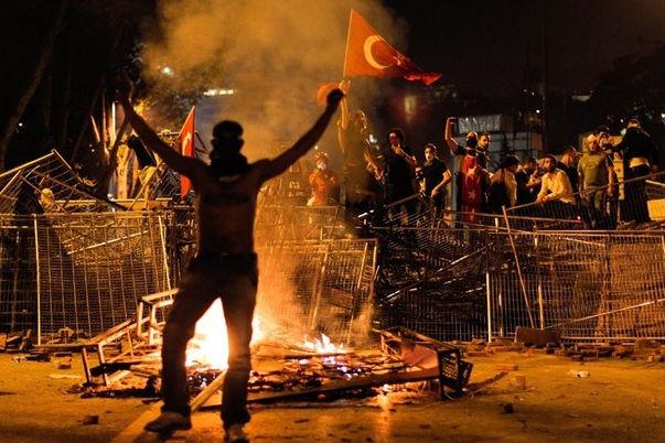 Violenţele au reizbucnit în Piaţa Taksim din Istanbul