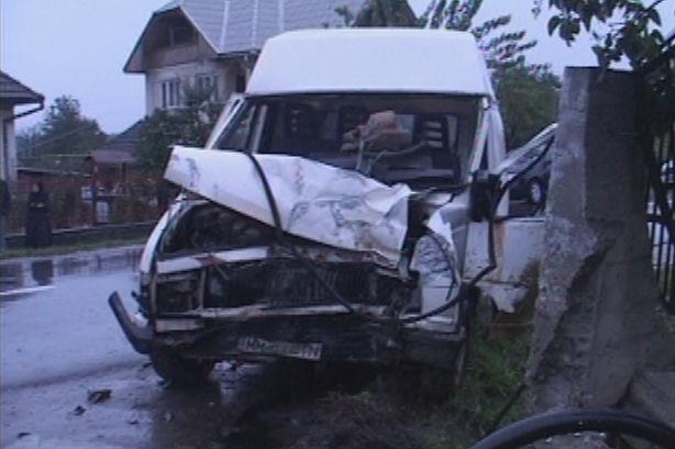 Grav accident în Neamţ, pe DN 15: un mort şi patru răniţi