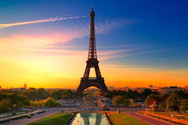 Turnul Eiffel, evacuat în urma unei ameninţări cu bombă