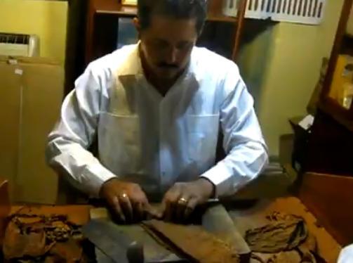 Cum se fabrică legendarele trabucuri Cohiba, preferatele lui Fidel Castro (VIDEO)