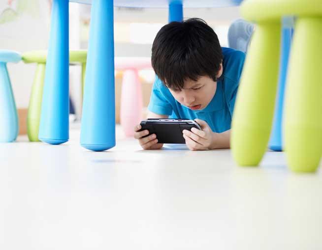 Terapie cu jocurile video. Copii suferinzi de autism preferă jocurile cu eroi şi le resping pe cele cu lupte, violente