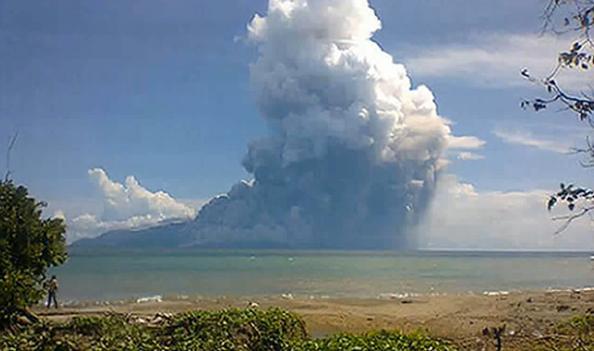 Vulcanul Rokatenda a erupt brusc, primele victime sunt copii (VIDEO)
