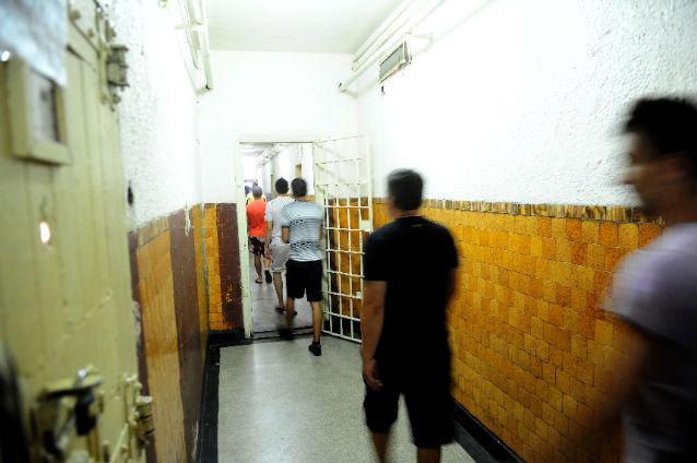 Administraţia Penitenciarelor vrea să dea 10.000 de euro pe lună pentru a bloca telefoanele mobilele ale deţinuţilor