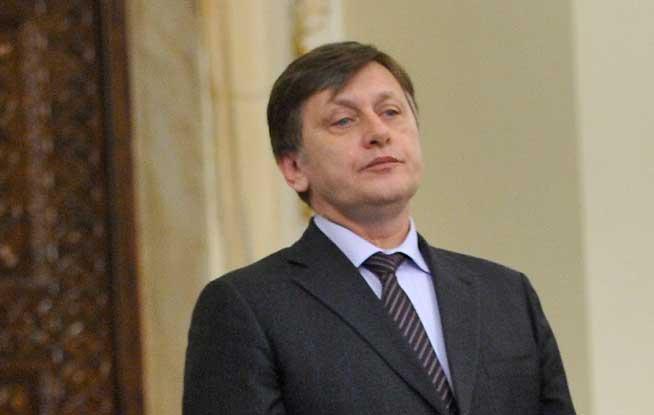 Antonescu: &quot;Din interes electoral, Băsescu a transformat România în poligon pentru Viktor Orban şi alţi politicieni din Ungaria&quot;