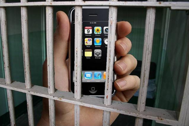 Telefoanele deţinuţilor din penitenciare vor fi blocate de sisteme care vor costa statul 10 milioane anual