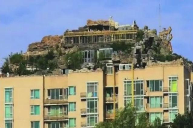 (VIDEO) Şi-a construit un vârf de munte şi o vilă pe acoperişul blocului