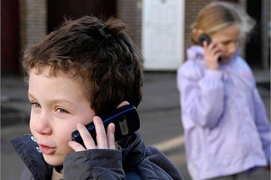 În România, copiii primesc smartphone înainte de a merge la şcoală!