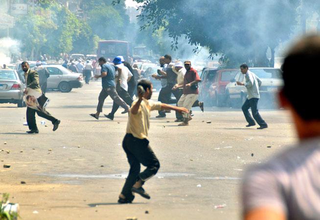 VIOLENŢE LA CAIRO: 124 de manifestanţi ucişi, în cursul operaţiunii de dispersare a mitingurilor pro-Morsi