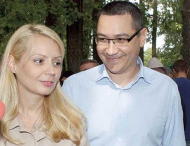 Victor Ponta a mers cu soţia la Mănăstirea Putna, pentru a asista la Sfânta Liturghie