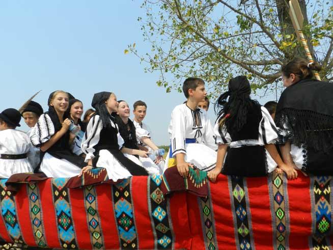 Festivalul naţional de dansuri şi tradiţii populare, în poiana cu goruni din Vinerea – Alba