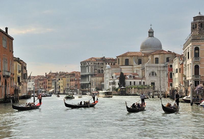 Accident pe Canalul principal din Veneţia: un vaporaş a lovit o gondolă. Un turist a murit
