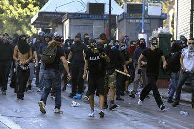 Violenţe în Grecia, după moartea unui adolescent care nu avea bani de bilet de troleibuz
