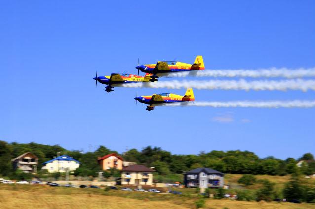 “Lupte aeriene” pe cerul Iaşiului într-un exerciţiu spectaculos din cadrul unui grandios miting aviatic şi aeronautic 