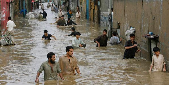 Inundaţii în Pakistan. Cel puţin 108 morţi şi peste 300.000 de persoane afectate