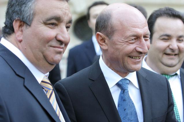 Băsescu s-a recules la sicriul lui Florin Cioabă. Preşedintele a depus şi o coroană de garoafe roşii