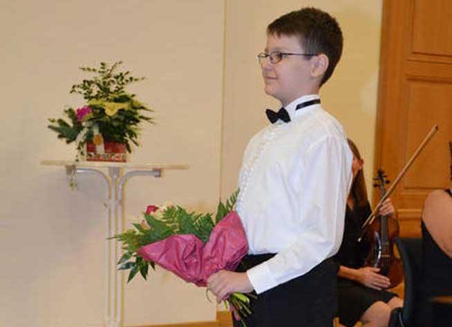 Şcolarii fără de vacanţă. Micul pianist Călin Calfa a obţinut locul I la un concurs internaţional desfăşurat recent la Viena 