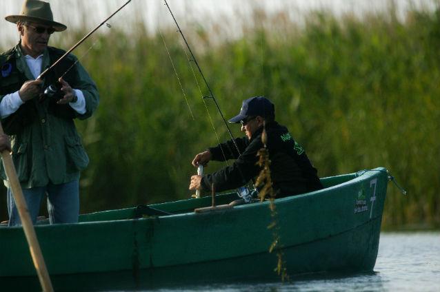 Proiect legislativ privind pescuitul în Deltă. Pescarii vor putea folosi maximum trei undiţe sau lansete