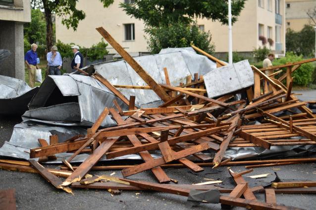 Furtună la Deva. Autoturisme distruse, şapte acoperişuri smulse de vânt şi copaci doborâţi la pământ