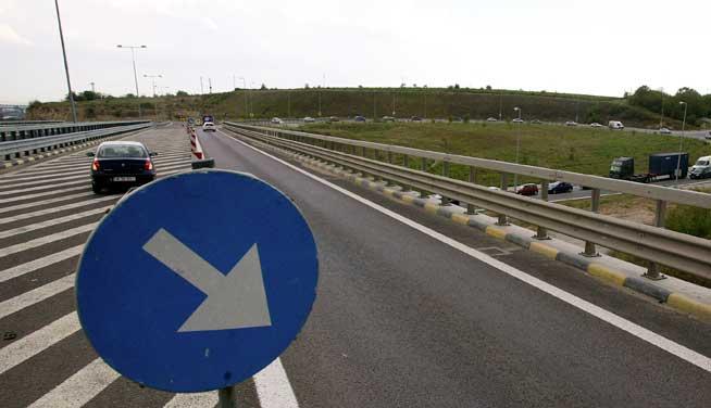 Pe &quot;autostrăzile&quot; României se plimbă doar hârtiile şi funcţionarii