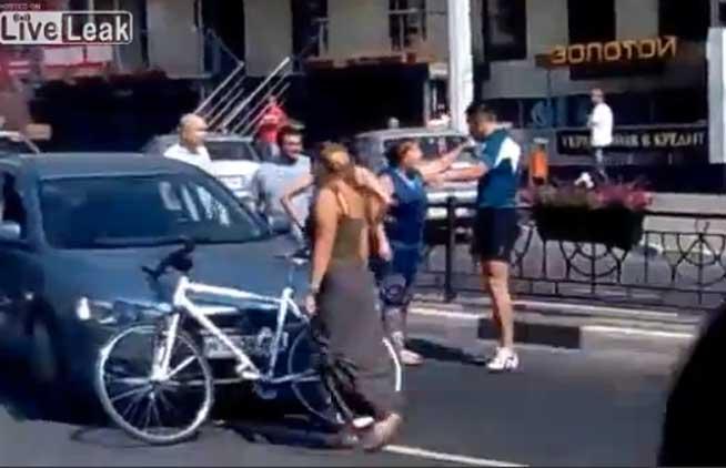 VIDEO. Îmi strici bicicleta, îţi distrug maşina! 