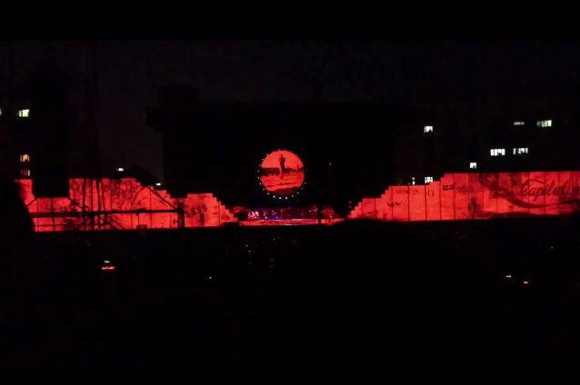 (VIDEO) Concertul lui Roger Waters la Bucureşti. Zid de 150 de metri, un avion prăbuşit pe scenă, proiecţii pe Palatul Parlamentului