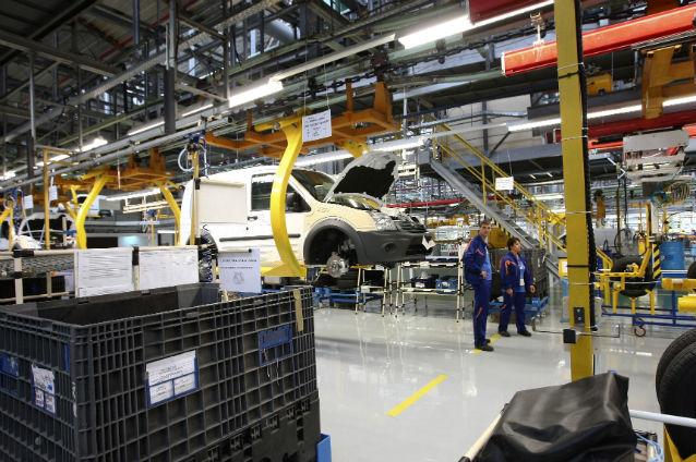 Uzina Ford de la Craiova va întrerupe producţia 7 zile, în septembrie. Angajaţii - în şomaj tehnic