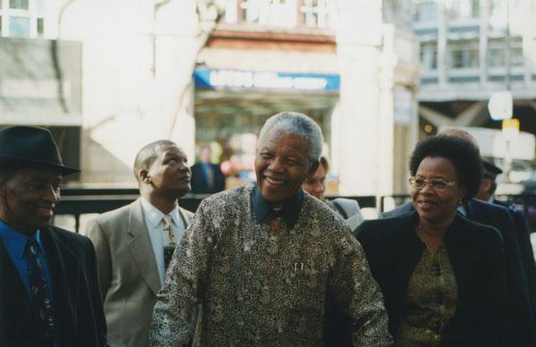 Nelson Mandela a fost externat din spital, dar starea sa rămâne critică
