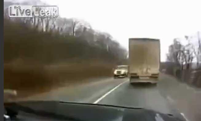 Şofer inconştient, în depăşirea unui camion, fără să se asigure (VIDEO)